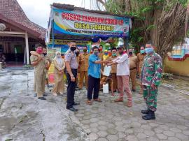 PENYERAHAN BANTUAN CAIRAN DISINFEKTAN DARI IKKP KEPADA DESA PONJONG